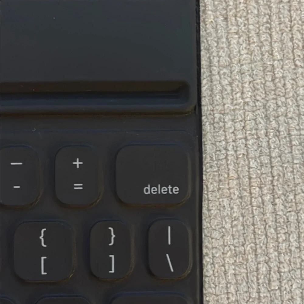 USED Apple Pencil 2 and Apple iPad Pro keyboard for 11 inch 2018 iPad Pro
